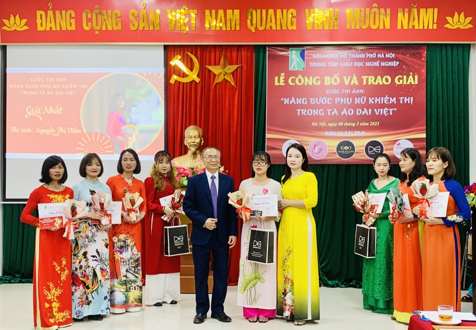 Ban tổ chức trao giải Nhất cho th&iacute; sinh Nguyễn Thị Diễm