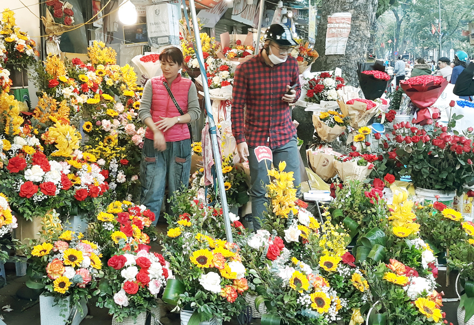 Người ti&ecirc;u d&ugrave;ng mua hoa trong ng&agrave;y 8/3 tại phố Lương Đ&igrave;nh Của (Đống Đa)