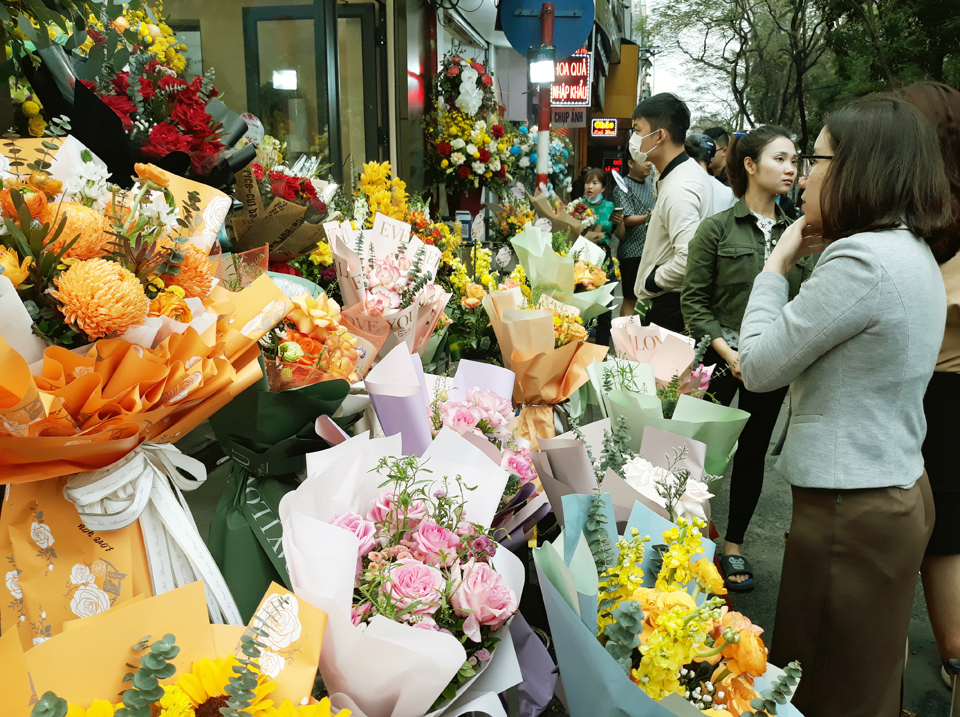 Người ti&ecirc;u d&ugrave;ng mua hoa trong ng&agrave;y 8/3 tại phố Đặng Tiến Đ&ocirc;ng (Đống Đa)