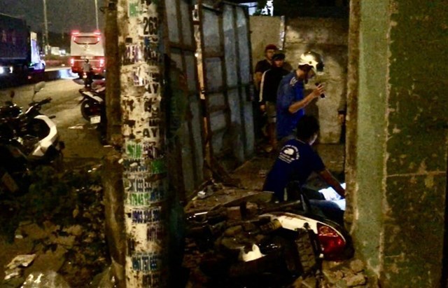 Tai nạn giao thông ngày 8/3/2023: Thanh niên đi xe máy tông sập tường nhà dân - Ảnh 1