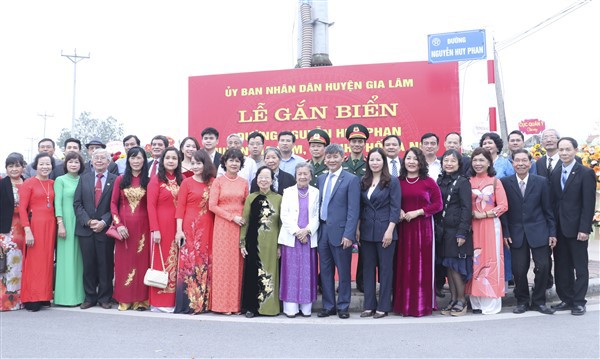 C&aacute;c đại biểu tham gia lễ gắn biển đường Nguyễn Huy Phan