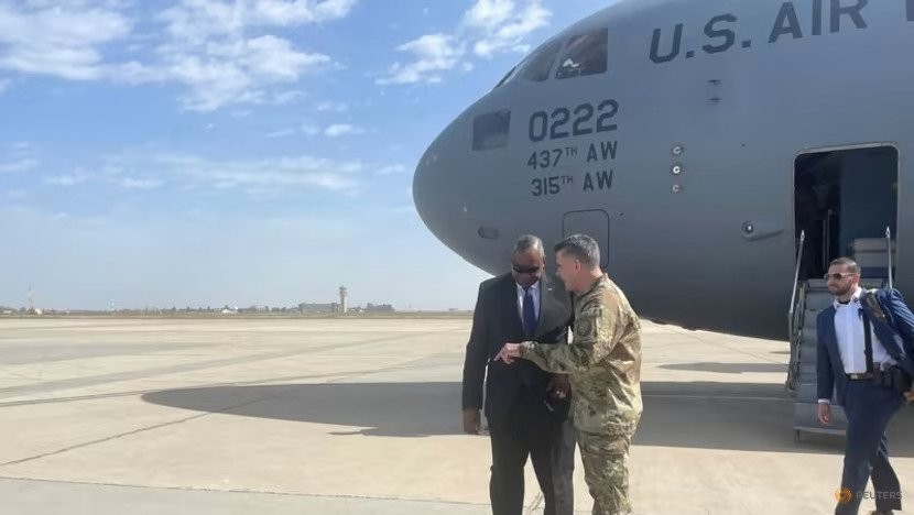 Bộ trưởng Quốc ph&ograve;ng Mỹ Lloyd Austin (tr&aacute;i) trong chuyến thăm bất ngờ đến Iraq. Ảnh: REUTERS