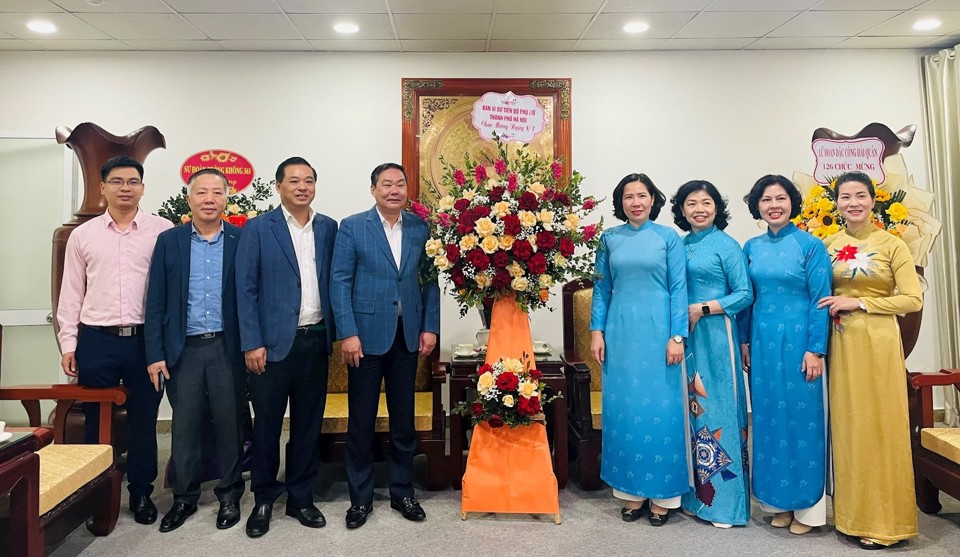 Phó Chủ tịch Thường trực UBNDTP Lê Hồng Sơn tặng hoa Hội Liên hiệp Phụ nữ TP Hà Nội. Ảnh: Mai Hoa