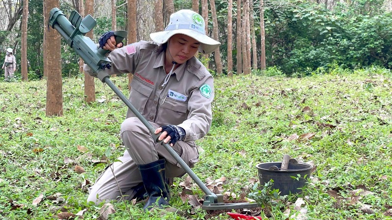 Th&agrave;nh vi&ecirc;n nữ Đội&nbsp;r&agrave; ph&aacute; bom m&igrave;n nữ BAC2 m&agrave; chị Diệu Linh th&agrave;nh lập đang cẩn thận xử l&yacute; những quả đạn ph&aacute;o c&ograve;n s&oacute;t lại tr&ecirc;n mảnh rừng cao su.