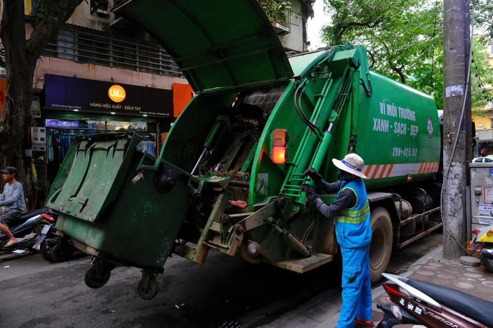 Thu gom r&aacute;c thải sinh họa tr&ecirc;n phố Ho&agrave;ng Ngọc Ph&aacute;ch, quận Đống Đa. Ảnh: C&ocirc;ng H&ugrave;ng&nbsp;