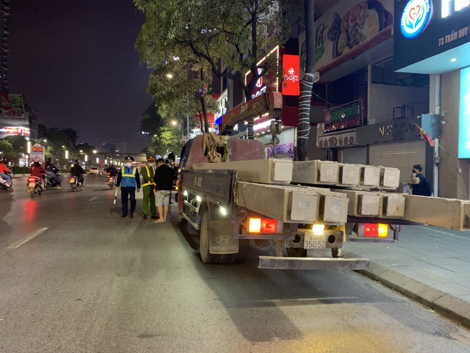 Li&ecirc;n ng&agrave;nh Thanh tra GTVT - C&ocirc;ng an quận Cầu Giấy kiểm tra, xử l&yacute; xe qu&aacute; tải tr&ecirc;n đường Trần Duy Hưng đ&ecirc;m ng&agrave;y 7/3.