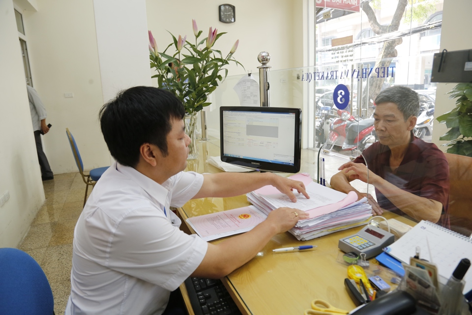 Người dân làm thủ tục hành chính tại phòng đăng ký đất đai TP Hà Nội. Ảnh: Hải Linh