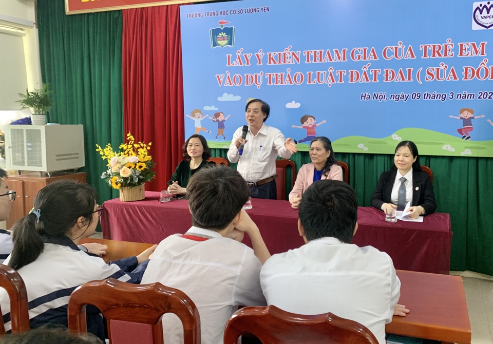 Ph&oacute; Chủ tịch Hội Bảo vệ quyền trẻ em Việt Nam H&agrave; Đ&igrave;nh Bốn ph&aacute;t biểu tại hội nghị