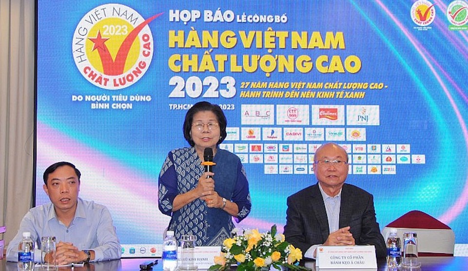 B&agrave; Vũ Kim Hạnh - Chủ tịch Hội doanh nghiệp H&agrave;ng Việt Nam chất lượng cao ph&aacute;t biểu tại lễ c&ocirc;ng bố.&nbsp;Ảnh:&nbsp;Tiểu Th&uacute;y