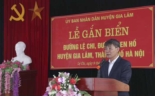 Ph&oacute; Chủ tịch UBND huyện Gia L&acirc;m Nguyễn Đức Hồng ph&aacute;t biểu tại buổi lễ