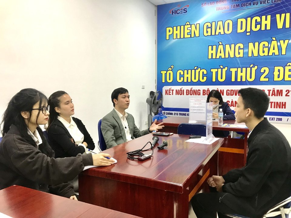 Anh Nguyễn Mạnh Tường (ngồi b&ecirc;n phải) đ&atilde; ứng tuyển 2 c&ocirc;ng ty v&agrave; t&igrave;m được một c&ocirc;ng việc ph&ugrave; hợp, sang tuần đến c&ocirc;ng ty nộp hồ sơ v&agrave; trao đổi c&ocirc;ng việc cụ thể. Ảnh: Trần Oanh.&nbsp;