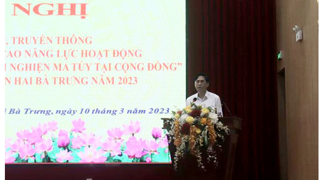 Trưởng ph&ograve;ng LĐTB&amp;XH quận Hai B&agrave; Trưng Nguyễn Văn Mạnh ph&aacute;t biểu tại hội nghị.