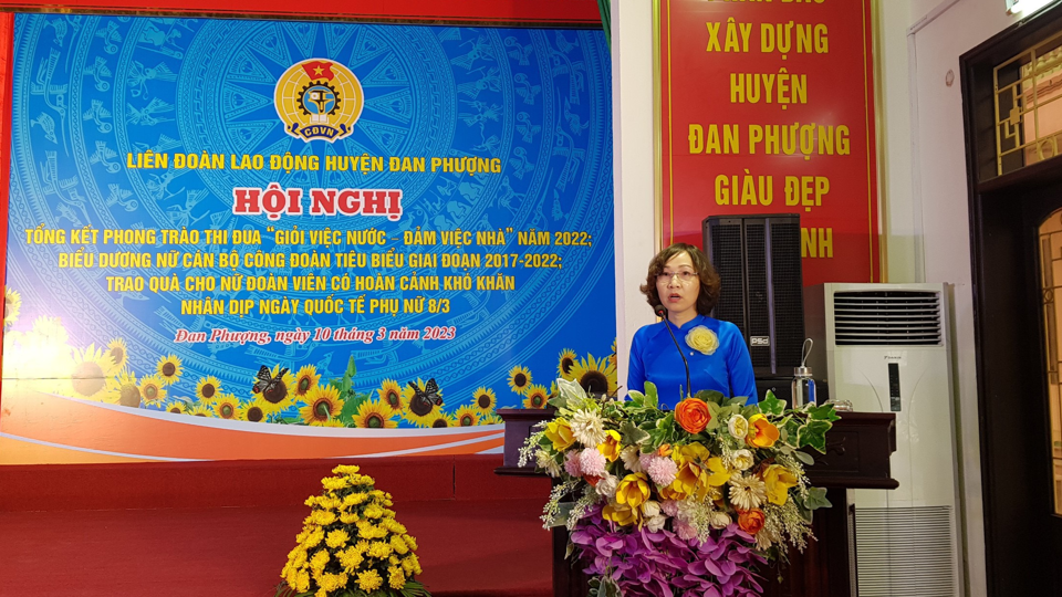 Chủ tịch LĐLĐ huyện Đan Phượng Nguyễn Thị Thủy ph&aacute;t biểu tại hội nghị.
