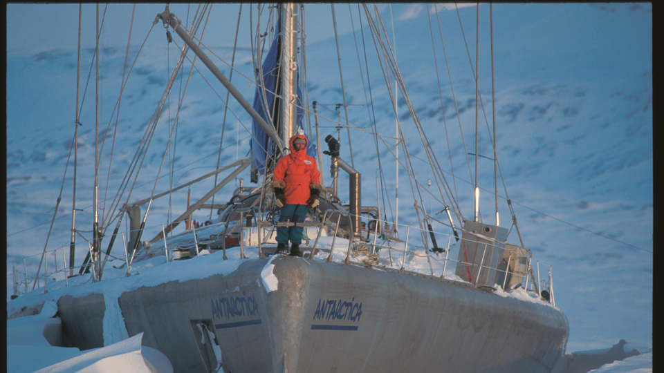 Để kh&aacute;m ph&aacute; v&ugrave;ng biển Nam Cực, năm 1988 nh&agrave; th&aacute;m hiểm Jean-Louis Etienne thiết kế t&agrave;u ANTARCTICA c&oacute; đ&aacute;y h&igrave;nh tr&ograve;n để tr&aacute;nh va chạm những tảng băng tr&ocirc;i. Ảnh: Tổng L&atilde;nh sự qu&aacute;n Ph&aacute;p cung cấp.