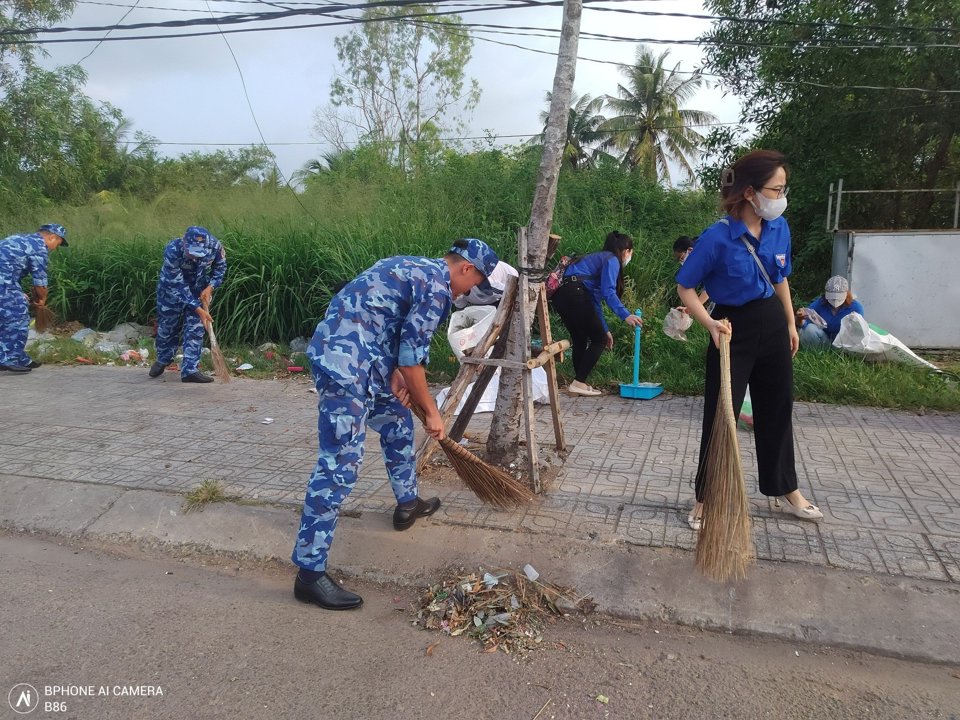 Lực lượng đo&agrave;n vi&ecirc;n v&agrave; Cảnh s&aacute;t biển 4 don vệ sinh khu vực Nh&agrave; t&ugrave; Ph&uacute; Quốc. Ảnh PV