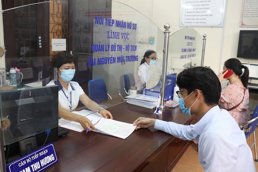 C&ocirc;ng chức UBND huyện Thanh Tr&igrave;, H&agrave; Nội tiếp nhận giải quyết hồ sơ h&agrave;nh ch&iacute;nh cho người d&acirc;n