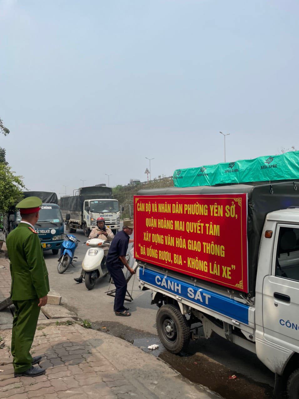 Lực lượng chức năng phường Y&ecirc;n Sở, quận Ho&agrave;ng Mai ra qu&acirc;n kiểm tra, xử l&yacute;, giải quyết c&aacute;c vi phạm về trật tự đ&ocirc; thị, trật tự c&ocirc;ng cộng. Ảnh HM