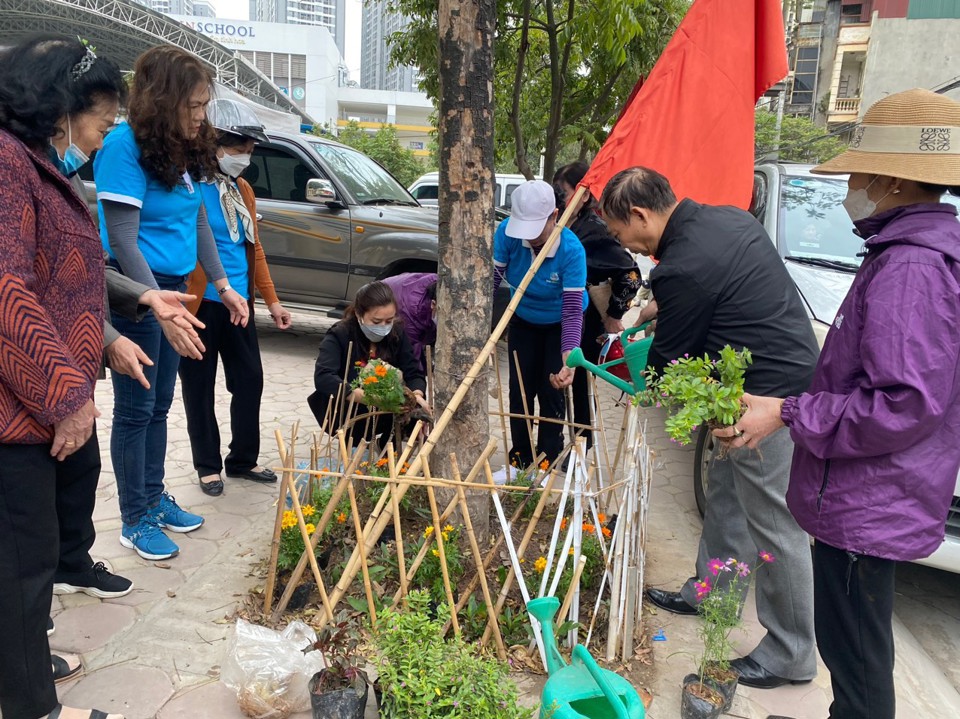 Người d&acirc;n quận Ho&agrave;ng Mai hăng h&aacute;i tham gia vệ sinh m&ocirc;i trường. Ảnh HM