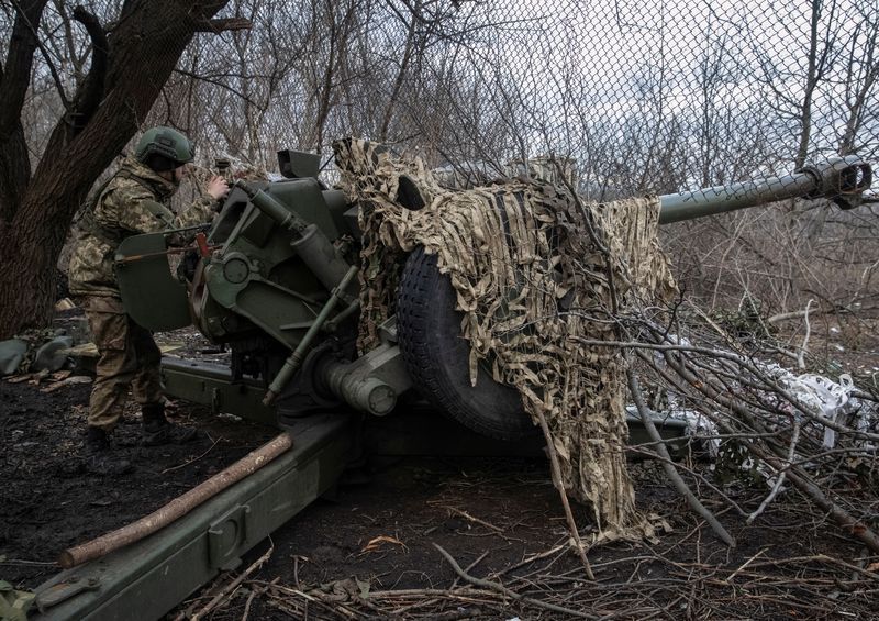 Binh sĩ Ukraine đang giao tranh với c&aacute;c lực lượng Nga ở khu vực tiền tuyến Bakhmut. Ảnh: Reuters