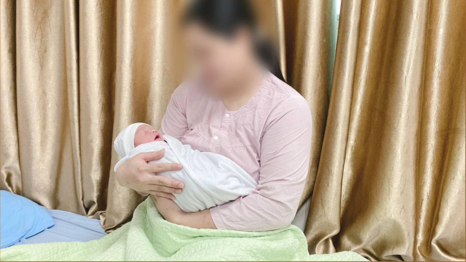 Sản phụ đẻ rơi tại nhà khi mang thai tuần thứ 39 - Ảnh 1