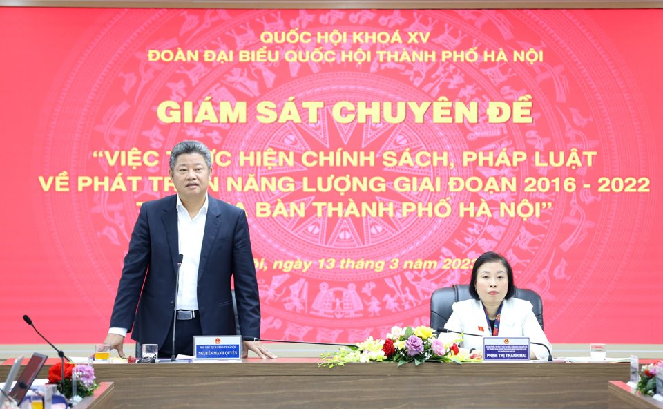 Ph&oacute; Chủ tịch UBND TP H&agrave; Nội Nguyễn Mạnh Quyền l&agrave;m r&otilde; th&ecirc;m một số nội dung với đo&agrave;n gi&aacute;m s&aacute;t