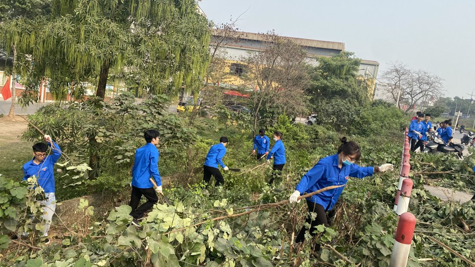 Đo&agrave;n thanh ni&ecirc;n t&iacute;ch cực tham gia hoạt động l&agrave;m đẹp đường đ&ecirc;.