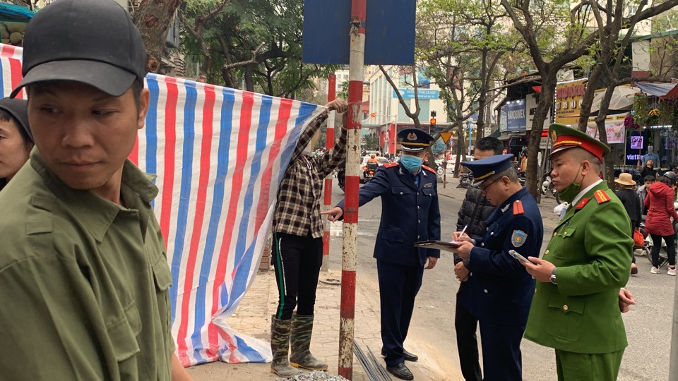 Một c&ocirc;ng tr&igrave;nh x&acirc;y dựng lấn chiếm vỉa h&egrave; l&agrave;m nơi tập kết vật liệu x&acirc;y dựng bị c&aacute;c lực lượng chức năng kiểm tra, nhắc nhở.