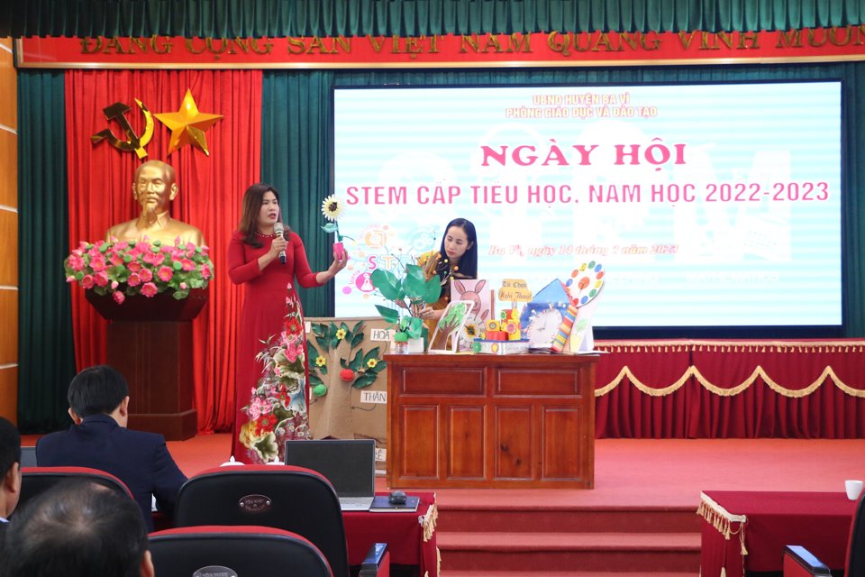 Hiệu trưởng Trường Tiểu học Ph&uacute; Sơn Huỳnh Thị Thanh B&igrave;nh giới thiệu một số sản phẩm STEM của học sinh đ&atilde; l&agrave;m tới c&aacute;c đại biểu tại ng&agrave;y hội.
