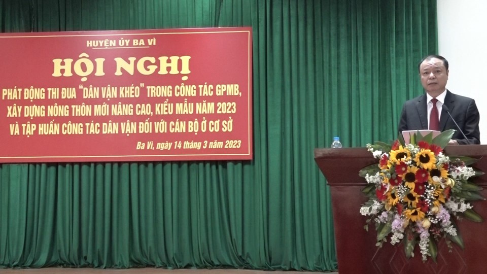 Trưởng ban D&acirc;n vận Huyện uỷ Ba V&igrave; Nguyễn Đức Thịnh ph&aacute;t biểu tại hội nghị.