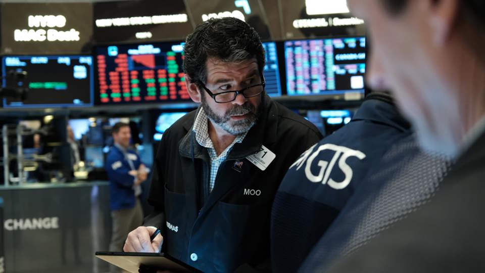 Cổ phiếu ng&acirc;n h&agrave;ng giảm mạnh khiến chứng kho&aacute;n Mỹ đi xuống trong ng&agrave;y 13/3. Ảnh: Reuters
