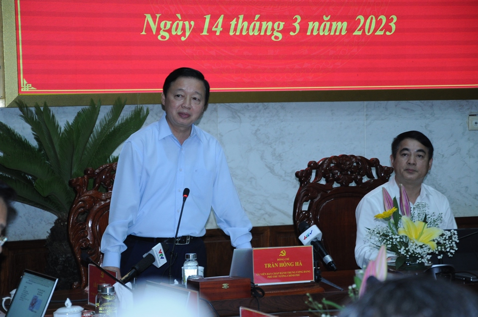 Ph&oacute; Thủ tướng Trần Hồng H&agrave; ph&aacute;t biểu tại buổi l&agrave;m việc.