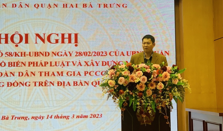 Ph&oacute; Chủ tịch UBND quận Hai B&agrave; Trưng Phan Văn Ph&uacute;c ph&aacute;t biểu chỉ đạo tại hội nghị.