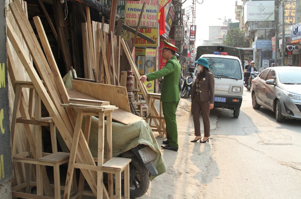 L&ograve;ng đường nhỏ hẹp kết hợp với việc người d&acirc;n b&agrave;y biện h&agrave;ng h&oacute;a lấn chiếm vỉa h&egrave; khiến phố Định C&ocirc;ng thường xuy&ecirc;n rơi v&agrave;o t&igrave;nh trạng &ugrave;n ứ giao th&ocirc;ng trong giờ cao điểm.