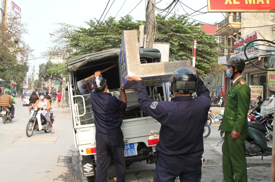 Song, theo l&atilde;nh đạo phường Định C&ocirc;ng, để c&ocirc;ng t&aacute;c đảm bảo trật tự tr&ecirc;n phố Định C&ocirc;ng rất cần sự v&agrave;o cuộc quyết liệt của ch&iacute;nh quyền c&aacute;c địa phương c&oacute; li&ecirc;n quan.