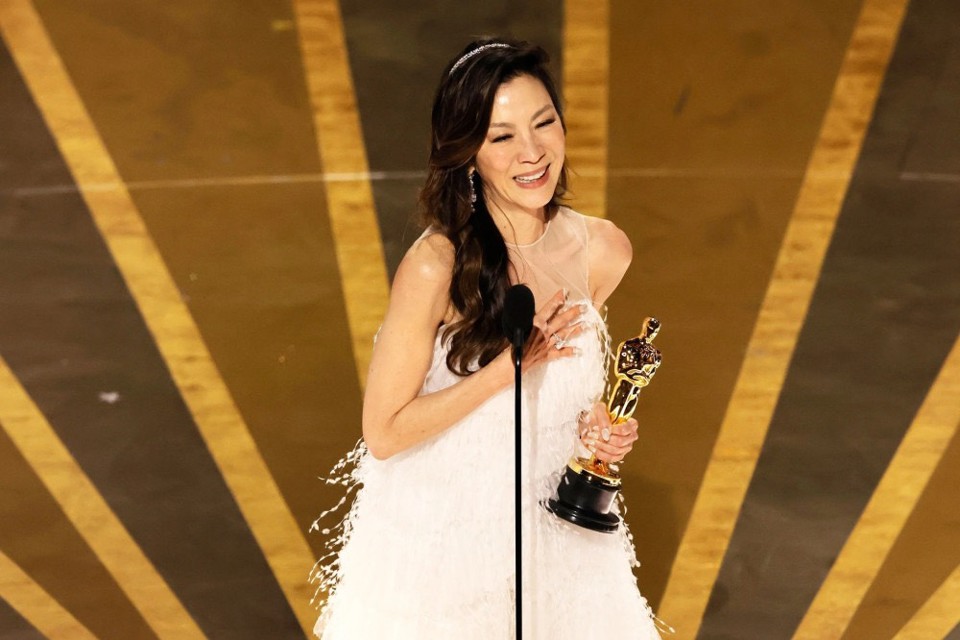 Diễn vi&ecirc;n Dương Tử Quỳnh trong buổi trao giải Oscar 2023. Ảnh: CNN