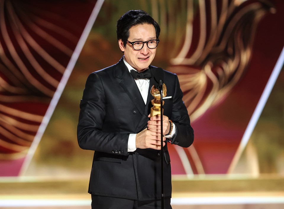 Quan Kế Huy nhận giải Nam phụ xuất sắc nhất Oscar 2023. Ảnh CNN