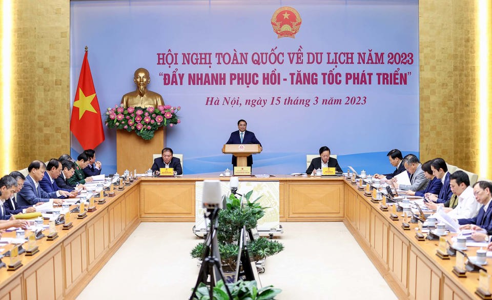Thủ tướng Ch&iacute;nh phủ Phạm Minh Ch&iacute;nh ph&aacute;t biểu&nbsp;chỉ đạo tại Hội nghị trực tuyến to&agrave;n quốc về du lịch năm 2023. Ảnh: Ho&agrave;i Nam