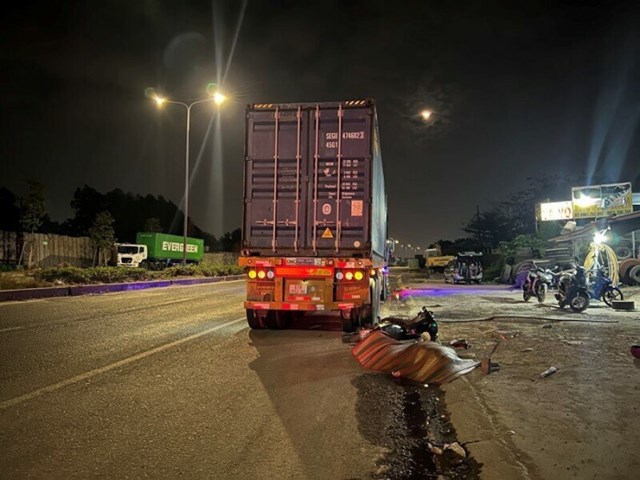 Tai nạn giao thông ngày 15/3/2023: Tông đuôi container đang dừng, nam thanh niên tử vong - Ảnh 2