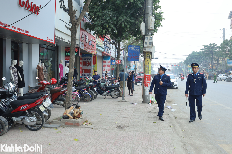 C&aacute;c lực lượng chức năng đồng loạt ra qu&acirc;n ngay sau chỉ đạo của Chủ tịch UBND huyện Ba V&igrave;.