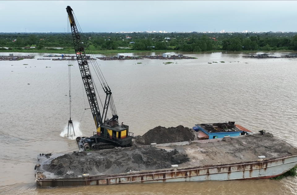 An Giang th&agrave;nh lập 5 tổ chống thất thu c&aacute;t s&ocirc;ng. Ảnh Hữu Tuấn