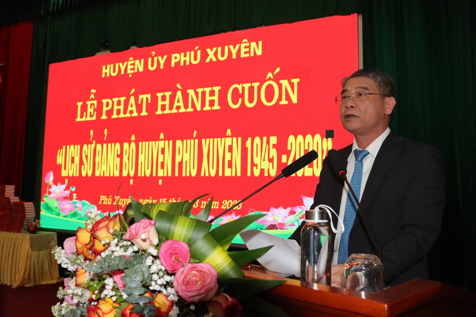 Ph&oacute; B&iacute; thư Thường trực Huyện uỷ Ph&uacute; Xuy&ecirc;n Nguyễn Văn Cương ph&aacute;t biểu tại lễ ra mắt cuốn lịch sử Đảng bộ huyện.