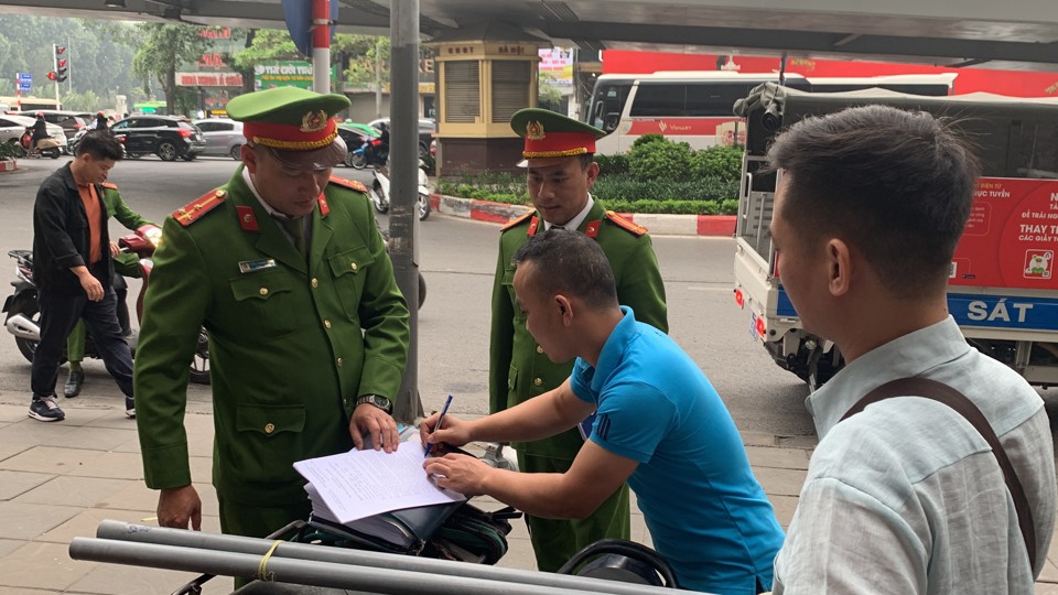 Ngay sau khi ra mắt,&nbsp;&ldquo;Tổ c&ocirc;ng t&aacute;c đảm bảo trật tự văn minh đ&ocirc; thị&rdquo;&nbsp; đ&atilde; tiến h&agrave;nh tuần tra, y&ecirc;u cầu c&aacute;c hộ kinh doanh chấp h&agrave;nh nghi&ecirc;m quy định về quản l&yacute; l&ograve;ng đường, vỉa h&egrave;.