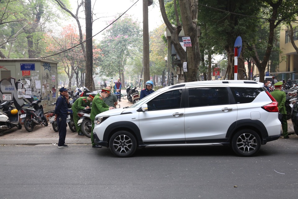 Ban Chỉ đạo 197 quận Ba Đ&igrave;nh lập bi&ecirc;n bản một điểm tr&ocirc;ng giữ tại phường Qu&aacute;n Th&aacute;nh.