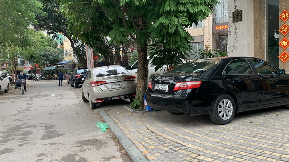 Tại phố Ô Đầm Lâm, tình trạng xe ô tô dừng đỗ chiếm dụng toàn bộ vỉa hè diễn ra khá phổ biến. Ảnh: Công Trình