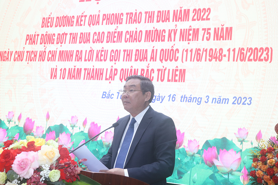 Ph&oacute; Chủ tịch Thường trực UBND TP, Ph&oacute; Chủ tịch thứ nhất Hội đồng Thi đua khen thưởng TP L&ecirc; Hồng Sơn ph&aacute;t biểu tại hội nghị.