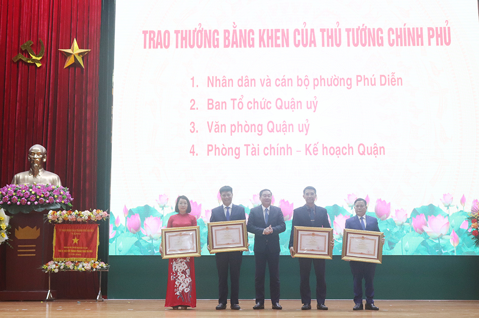 Ph&oacute; Chủ tịch Thường trực UBND TP, Ph&oacute; Chủ tịch thứ nhất Hội đồng Thi đua khen thưởng TP L&ecirc; Hồng Sơn trao Bằng khen của Thủ tướng Ch&iacute;nh phủ cho 4 tập thể.