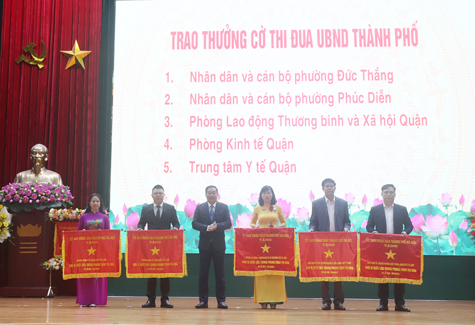 Ph&oacute; Chủ tịch Thường trực UBND TP&nbsp;L&ecirc; Hồng Sơn trao Cờ thi đua của UBND TP cho 5 tập thể.