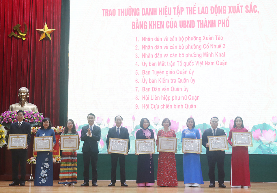 Trưởng Ban Thi đua Khen thưởng TP H&agrave; Nội Nguyễn C&ocirc;ng Bằng trao Bằng khen của UBND TP cho 9 tập thể lao động xuất sắc.