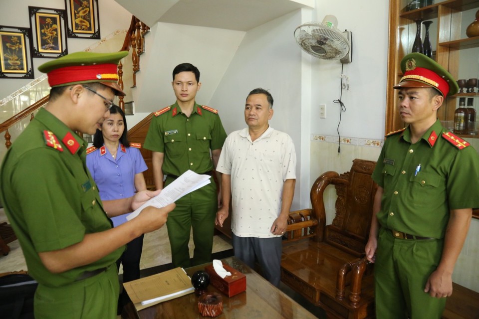 Cơ quan CSĐT C&ocirc;ng an tỉnh Ninh Thuận&nbsp;đọc quyết định khởi tố vụ &aacute;n, khởi tố bị can, thi h&agrave;nh lệnh bắt tạm giam đối với L&ecirc; Tự Trị. Ảnh: CACC.