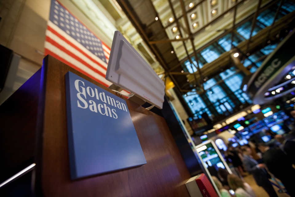 Cổ phiếu ng&acirc;n h&agrave;ng Mỹ Goldman Sachs giảm hơn 3% trong phi&ecirc;n ng&agrave;y 15/3. Ảnh: AP